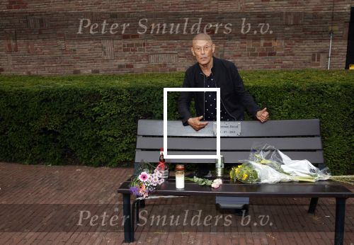 Amsterdam 11 juli 2021
Koos v Dijk , manager Herman Brood op zijn sterfdag bij bankje bij het Hilton Hotel