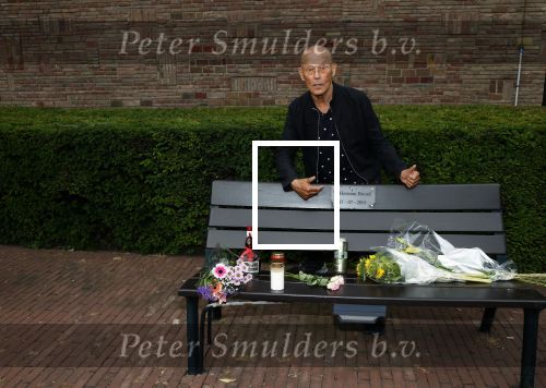 Amsterdam 11 juli 2021
Koos v Dijk , manager Herman Brood op zijn sterfdag bij bankje bij het Hilton Hotel