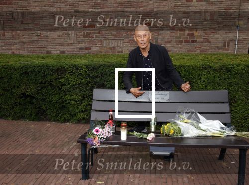Amsterdam 11 juli 2021
Koos v Dijk , manager Herman Brood op zijn sterfdag bij bankje bij het Hilton Hotel
