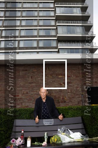 Amsterdam 11 juli 2021
Koos v Dijk , manager Herman Brood op zijn sterfdag bij bankje bij het Hilton Hotel
