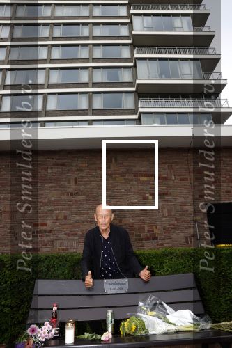 Amsterdam 11 juli 2021
Koos v Dijk , manager Herman Brood op zijn sterfdag bij bankje bij het Hilton Hotel
