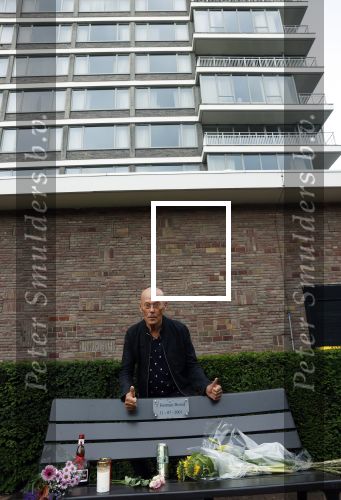 Amsterdam 11 juli 2021
Koos v Dijk , manager Herman Brood op zijn sterfdag bij bankje bij het Hilton Hotel