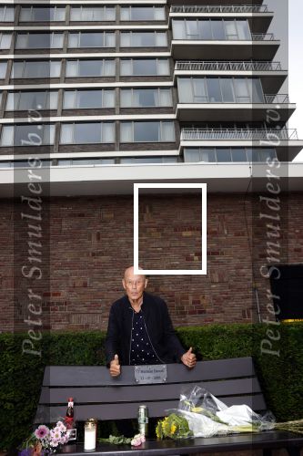 Amsterdam 11 juli 2021
Koos v Dijk , manager Herman Brood op zijn sterfdag bij bankje bij het Hilton Hotel