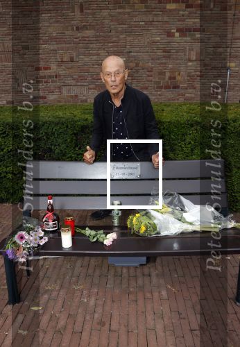 Amsterdam 11 juli 2021
Koos v Dijk , manager Herman Brood op zijn sterfdag bij bankje bij het Hilton Hotel