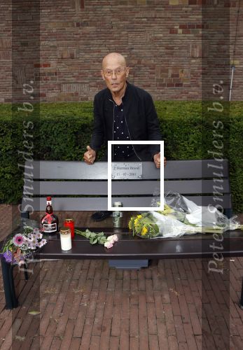 Amsterdam 11 juli 2021
Koos v Dijk , manager Herman Brood op zijn sterfdag bij bankje bij het Hilton Hotel