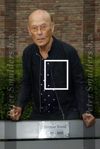 Amsterdam 11 juli 2021
Koos v Dijk , manager Herman Brood op zijn sterfdag bij bankje bij het Hilton Hotel