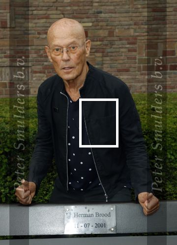 Amsterdam 11 juli 2021
Koos v Dijk , manager Herman Brood op zijn sterfdag bij bankje bij het Hilton Hotel