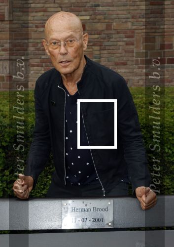 Amsterdam 11 juli 2021
Koos v Dijk , manager Herman Brood op zijn sterfdag bij bankje bij het Hilton Hotel