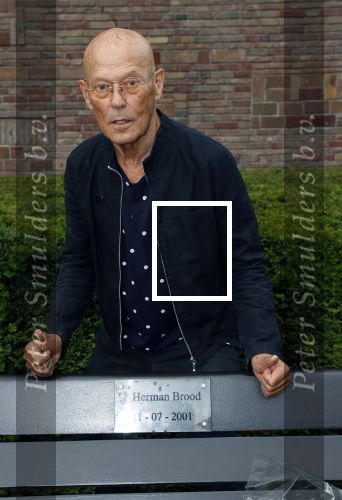 Amsterdam 11 juli 2021
Koos v Dijk , manager Herman Brood op zijn sterfdag bij bankje bij het Hilton Hotel