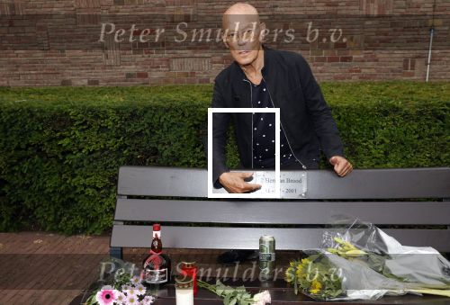 Amsterdam 11 juli 2021
Koos v Dijk , manager Herman Brood op zijn sterfdag bij bankje bij het Hilton Hotel