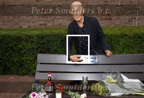 Amsterdam 11 juli 2021
Koos v Dijk , manager Herman Brood op zijn sterfdag bij bankje bij het Hilton Hotel