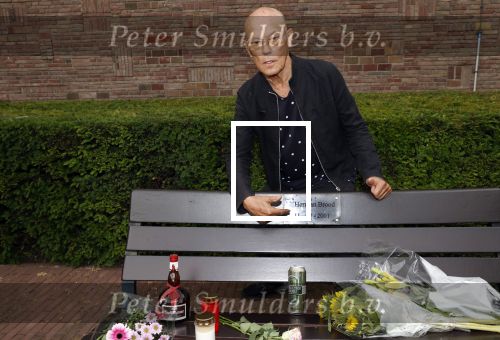 Amsterdam 11 juli 2021
Koos v Dijk , manager Herman Brood op zijn sterfdag bij bankje bij het Hilton Hotel