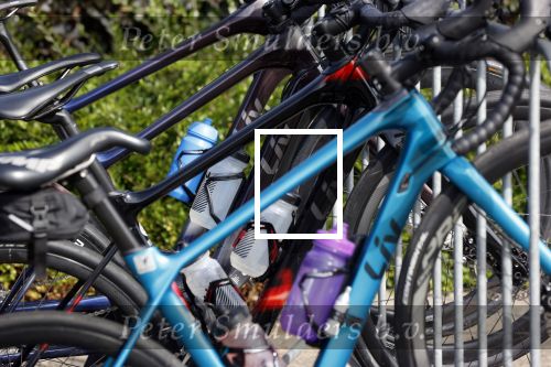 Zevenhuizen 4 juli 2021
Leontien v Moorsel Wendy v Dijk en Anouk Smulders gaan met 500 vrouwen de Amstel Gold race rijden . Vandaag was er een training . Ook Michael Zijlaard en zijn broer Ron reden mee. LIV fietsen