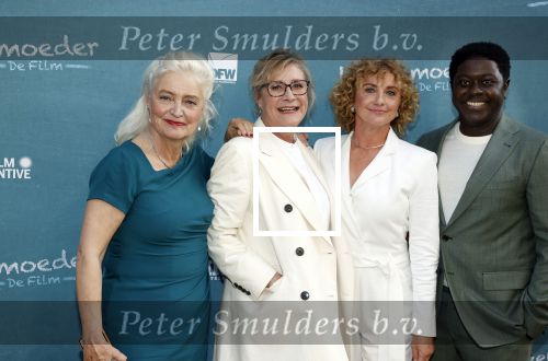 Amsterdam 16 juli 2021
Premiere de Luizenmoeder in Tuschinski.
V.l.n.r. Leny Breederveld, Beppie Melissen en Bianca Krijgsman