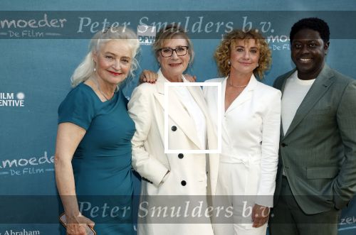 Amsterdam 16 juli 2021
Premiere de Luizenmoeder in Tuschinski.
V.l.n.r. Leny Breederveld, Beppie Melissen en Bianca Krijgsman