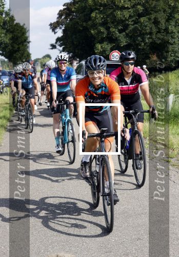Zevenhuizen 4 juli 2021
Leontien v Moorsel Wendy v Dijk en Anouk Smulders gaan met 500 vrouwen de Amstel Gold race rijden . Vandaag was er een training . Ook Michael Zijlaard en zijn broer Ron reden mee.