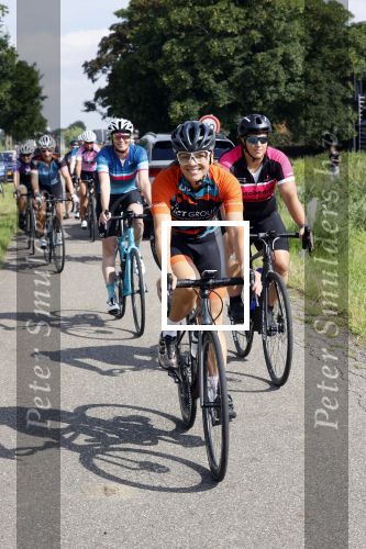 Zevenhuizen 4 juli 2021
Leontien v Moorsel Wendy v Dijk en Anouk Smulders gaan met 500 vrouwen de Amstel Gold race rijden . Vandaag was er een training . Ook Michael Zijlaard en zijn broer Ron reden mee.