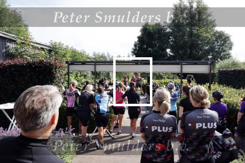 Zevenhuizen 4 juli 2021
Leontien v Moorsel Wendy v Dijk en Anouk Smulders gaan met 500 vrouwen de Amstel Gold race rijden . Vandaag was er een training . Ook Michael Zijlaard en zijn broer Ron reden mee.
