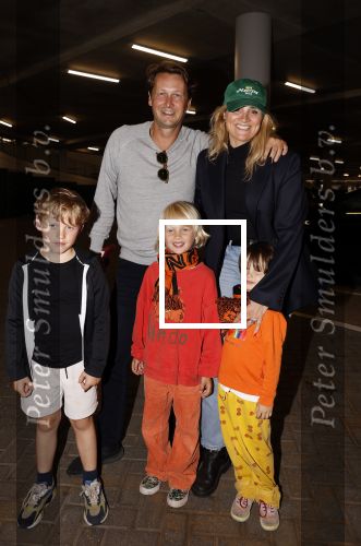 Amsterdam 26 juni 2021
Lieke v Lexmond haar man Bas v Veggel en hun kinderen en vriendje bij de Johan Cruijff arena . Ze gingen naar de wedstrijd Denemarken-Wales