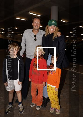 Amsterdam 26 juni 2021
Lieke v Lexmond haar man Bas v Veggel en hun kinderen en vriendje bij de Johan Cruijff arena . Ze gingen naar de wedstrijd Denemarken-Wales