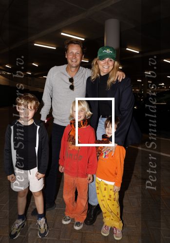 Amsterdam 26 juni 2021
Lieke v Lexmond haar man Bas v Veggel en hun kinderen en vriendje bij de Johan Cruijff arena . Ze gingen naar de wedstrijd Denemarken-Wales