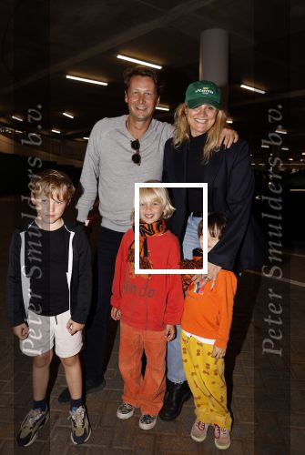 Amsterdam 26 juni 2021
Lieke v Lexmond haar man Bas v Veggel en hun kinderen en vriendje bij de Johan Cruijff arena . Ze gingen naar de wedstrijd Denemarken-Wales