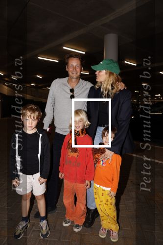Amsterdam 26 juni 2021
Lieke v Lexmond haar man Bas v Veggel en hun kinderen en vriendje bij de Johan Cruijff arena . Ze gingen naar de wedstrijd Denemarken-Wales