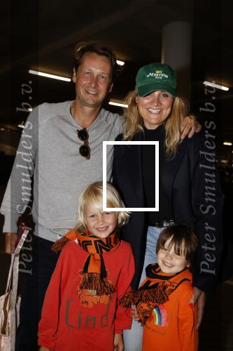 Amsterdam 26 juni 2021
Lieke v Lexmond haar man Bas v Veggel en hun kinderen bij de Johan Cruijff arena . Ze gingen naar de wedstrijd Denemarken-Wales