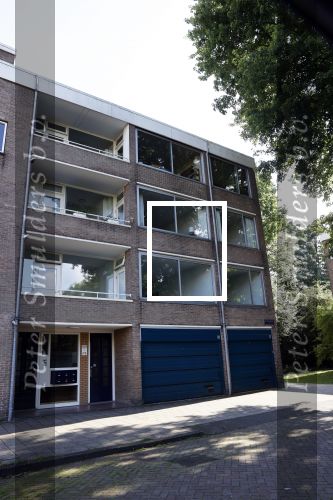 Amsterdam 2 juli 2021
Loretta Schrijver heeft een nieuw appartement gekocht . Haar oude appartement stond in dezelfde straat.