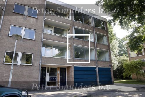 Amsterdam 2 juli 2021
Loretta Schrijver heeft een nieuw appartement gekocht . Haar oude appartement stond in dezelfde straat.