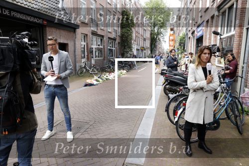 Amsterdam 7 en 10 juli 2021
Op de plek waar Peter R de Vries neergeschoten is leggen mensen bloemen neer.  Malou Peter van de NOS