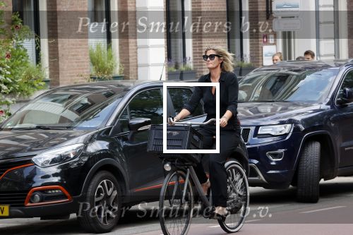 Amsterdam 22 juli 2021
Herdenkingsdienst van Peter R de Vries in Carre .
Matthijs v Nieuwkerk met zijn vriendin Martha Riemsma in gesprek met Eva Jinek en haar manager Kristien v Dillen