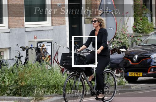 Amsterdam 22 juli 2021
Herdenkingsdienst van Peter R de Vries in Carre .
Matthijs v Nieuwkerk met zijn vriendin Martha Riemsma in gesprek met Eva Jinek en haar manager Kristien v Dillen