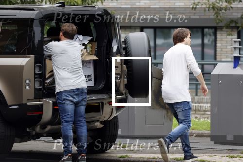 Amsterdam 15 jul 2021
Martijn Krabbe en zijn zoon Bickel brengen oud papier weg .