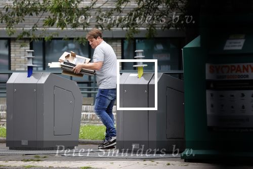Amsterdam 15 jul 2021
Martijn Krabbe en zijn zoon Bickel brengen oud papier weg .