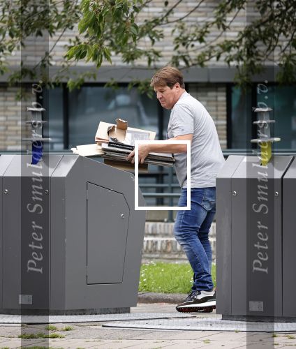 Amsterdam 15 jul 2021
Martijn Krabbe en zijn zoon Bickel brengen oud papier weg .