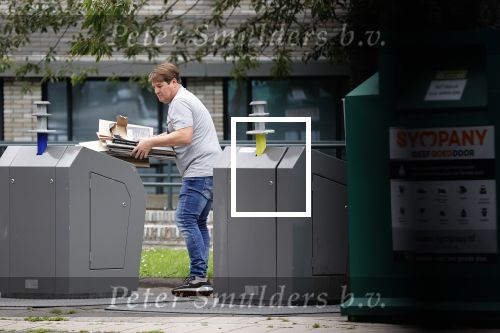 Amsterdam 15 jul 2021
Martijn Krabbe en zijn zoon Bickel brengen oud papier weg .