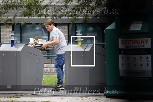 Amsterdam 15 jul 2021
Martijn Krabbe en zijn zoon Bickel brengen oud papier weg .