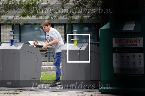 Amsterdam 15 jul 2021
Martijn Krabbe en zijn zoon Bickel brengen oud papier weg .