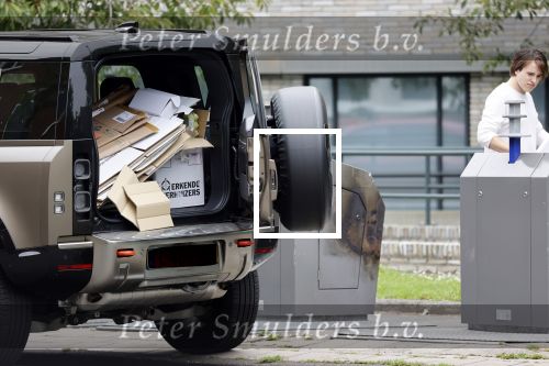 Amsterdam 15 jul 2021
Martijn Krabbe en zijn zoon Bickel brengen oud papier weg .