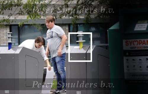 Amsterdam 15 jul 2021
Martijn Krabbe en zijn zoon Bickel brengen oud papier weg .