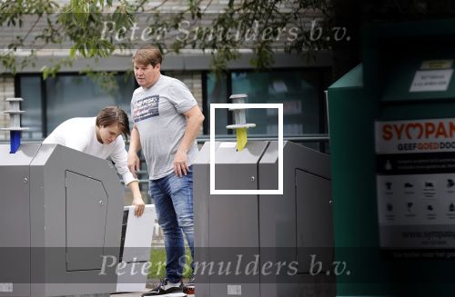 Amsterdam 15 jul 2021
Martijn Krabbe en zijn zoon Bickel brengen oud papier weg .