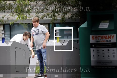Amsterdam 15 jul 2021
Martijn Krabbe en zijn zoon Bickel brengen oud papier weg .