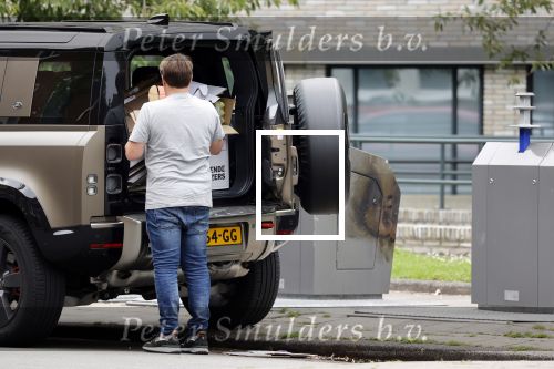 Amsterdam 15 jul 2021
Martijn Krabbe en zijn zoon Bickel brengen oud papier weg .