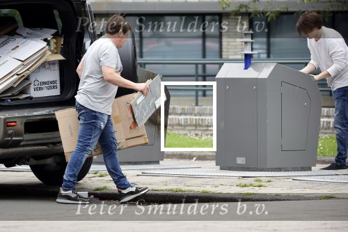Amsterdam 15 jul 2021
Martijn Krabbe en zijn zoon Bickel brengen oud papier weg .