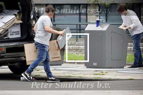 Amsterdam 15 jul 2021
Martijn Krabbe en zijn zoon Bickel brengen oud papier weg .