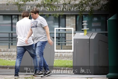 Amsterdam 15 jul 2021
Martijn Krabbe en zijn zoon Bickel brengen oud papier weg .