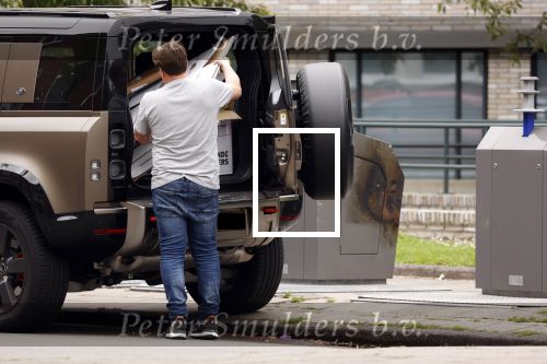Amsterdam 15 jul 2021
Martijn Krabbe en zijn zoon Bickel brengen oud papier weg .