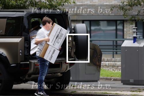Amsterdam 15 jul 2021
Martijn Krabbe en zijn zoon Bickel brengen oud papier weg .