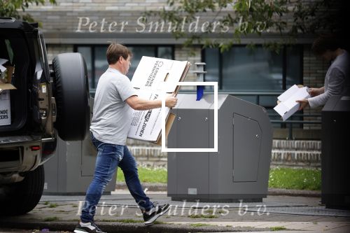 Amsterdam 15 jul 2021
Martijn Krabbe en zijn zoon Bickel brengen oud papier weg .